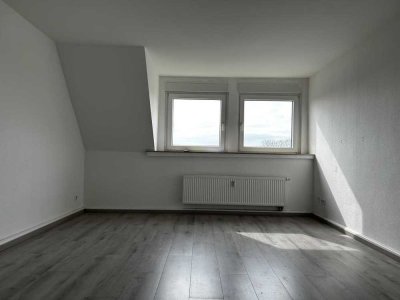 2,5 Zimmer DG Wohnung mit frisch saniertem Badezimmer