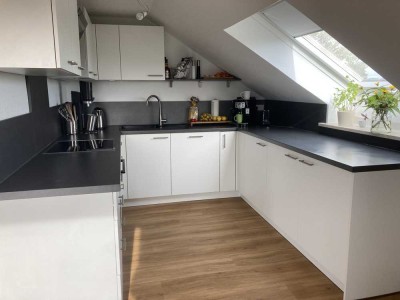 Helle 4-Zimmer Dachgeschosswohnung in ruhiger Lage - umfassend saniert
