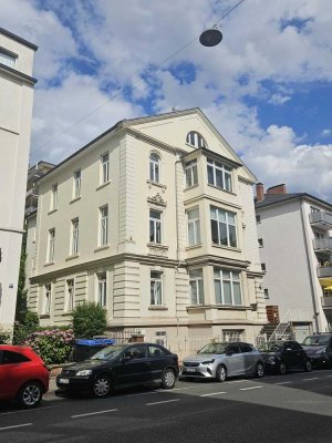 Altbau in der Taunusstraße: 3 Zimmer, Hohe Decken, Top-Lage