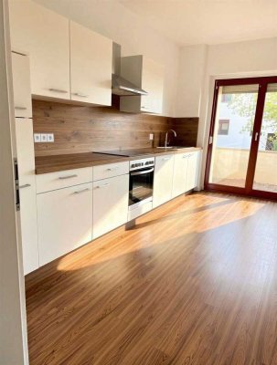 Neu! In Renovierung: 2 Zimmer-Wohnung mit hochwertigem Bad I inkl. Einbauküche I Stellplatz mögl.