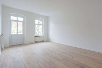 2 Zimmer, Küche, Bad, Balkon. Frisch saniert, direkt vom Eigentümer. Heller Altbau mit Ruhe und Stil