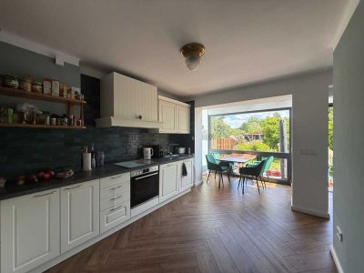 Provisionsfrei. Liebevoll saniertes-Mittelhaus. Nähe Outletcenter. Mit Garagenoption.