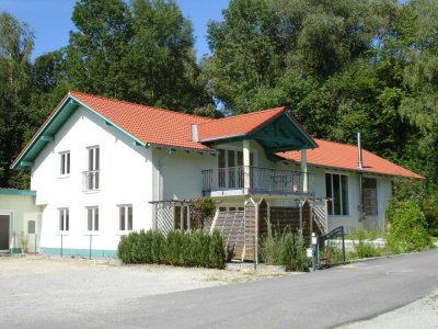 Halle (200qm) und 2 Wohnungen / Büros (80qm)