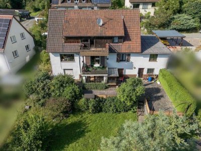 Zweifamilienhaus mit Traum-Ausblick – großer Garten – überdachte Terrasse – 2 Balkone - Doppelgarage