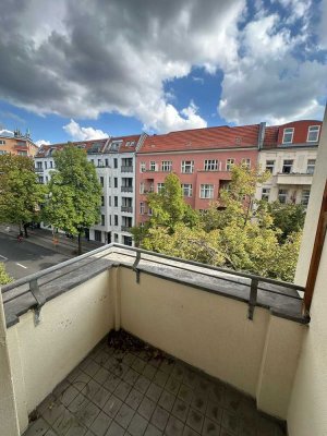 Bezugsfreie Altbauwohnung mit Balkon im Herzen von Tiergarten