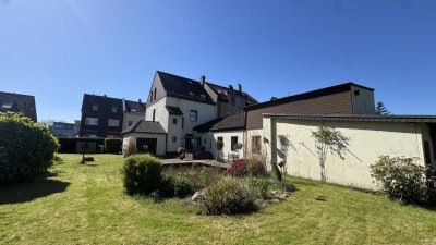 Ich bin ein Zwei- bis Dreifamilienhaus mit Geschichte – stilvoll, urig und mit wunderschönem Garten.