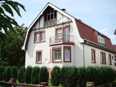 Sehr schöne neu renovierte Maisonettewohnung mit Balkon, Loggia und sonnigem Garten
