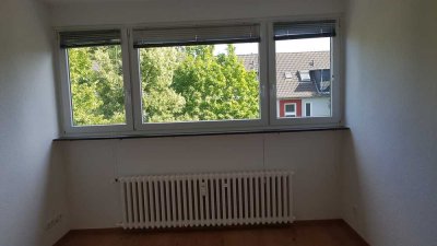 Fast Erstbezug nach Sanierung: Schöne Dachgeschoßwohnung an Single