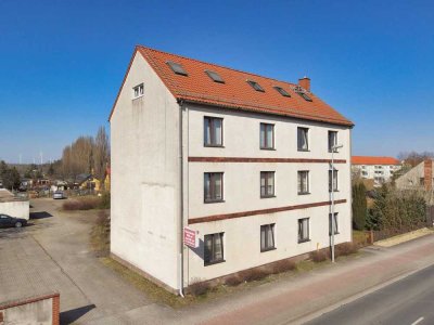 +++ Feriennutzung oder Wohnumbau – Mehrfamilienhaus mit Grundstücksreserve unweit des Sees +++