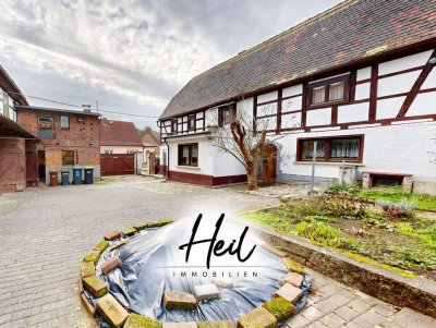 Zwei-Seiten-Bauernhof mit Fachwerkhaus und Scheune