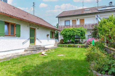 Zwei Wohneinheiten: Doppelhaushälfte und kleiner Bungalow in ruhiger Lage