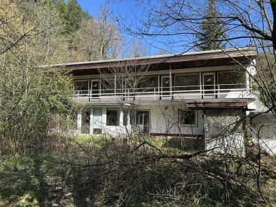 VR IMMO: Siegen-Achenbach, Grundstück zu verkaufen, Haus mit Sanierungsstau fast zu verschenken!