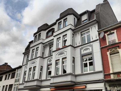 Lichtdurchflutete Altbauwohnung mit Einbauküche in Toplage