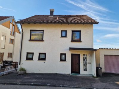 Freistehendes Einfamilienhaus mit schöner Aussicht und großem Potenzial