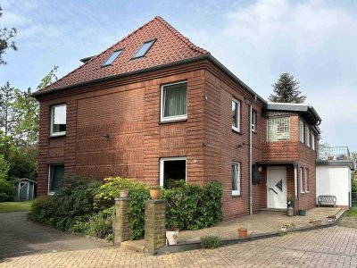 Celle: Charmantes Zweifamilienhaus mit traumhaftem Grundstück