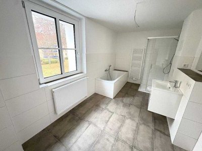 Erstbezug nach Sanierung! 2 Zimmer Wohnung mit Badewanne, Dusche und Balkon!
