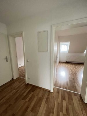 Helles WG-Zimmer in zentraler Altbauwohnung in Wiesbaden Stadtmitte