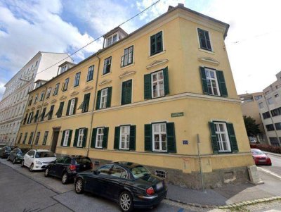 Erstbezug: Sanierter 4 ZIMMER-Altbau, extra Küche neu möbliert, sanierte Sanitäranlagen (Bad + WC)!