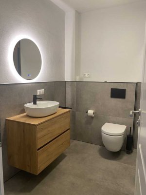 Vollständig renovierte, hochwertige 2-Zimmer-Wohnung mit Abstellraum (69 m²) und zwei Balkonen