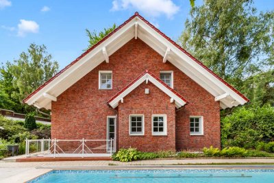 Luxus trifft Lebensqualität - Einfamilienhaus mit 7 Zimmern, Garage, Carport & Pool in Berlin-Kladow