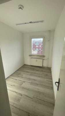 3 Zimmer-Wohnung mit EBK, Duschbad und Laminat in Lankow zu mieten!