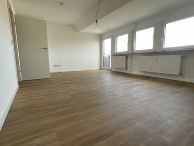 Erstbezug nach Top-Sanierung: Helle 2 Z. + Wohnküche +Flur + Bad + Balkon + 25 qm Dachboden