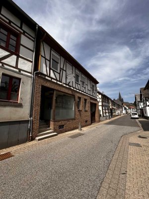 Großügiges Haus mit Perspektive - Wohnen und Arbeiten vereint, teilweise Renovierungsbedürftig