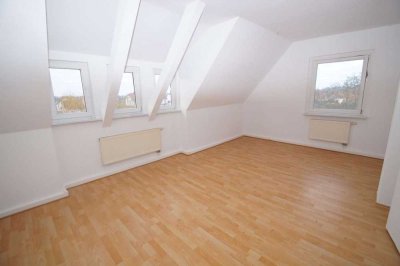 3-Zimmer-Wohnung im Dachgeschoß mit separater Küche und Dusche, renoviert, ab sofort