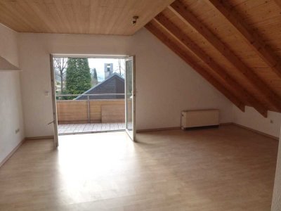 Gepflegte 2-Zi-Dachgeschosswohnung mit EBK u. TG-Stellplatz in ruhiger Lage in Loffenau