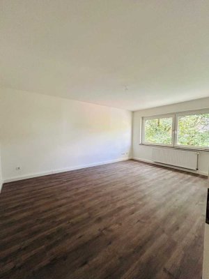 Moderne Vier-Zimmer-Wohnung mit Einbauküche und Balkon