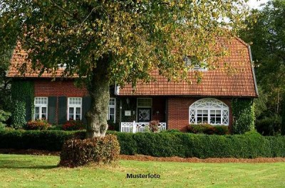 Einfamilienhaus mit 4 Garagen, Stall, Scheune