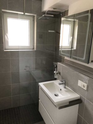 Helle Sanierte 3 Zi. Hochpaterre Wohnung m. Balkon