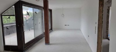 Erstbezug nach Sanierung: Stilvolle 3-Zimmer-Dachgeschosswohnung mit großem Balkon