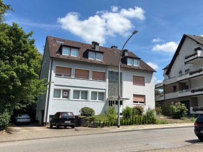 Hier darf ich Ihnen eine seltene EG Wohnung mit Terrasse, eigenem Garten in perfekter Lage anbieten