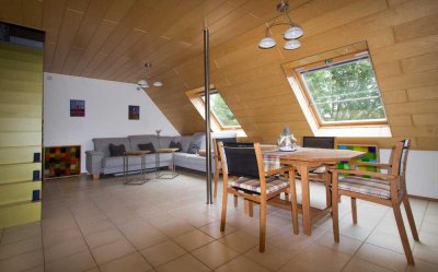 Vollmöbelierte Dachgeschosswohnung inkl. Stellplatz in Top Lage