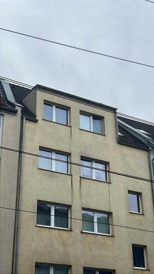 Helle u. neuwertige 4-Zimmer Dachgeschoss-Maisonette mit einem KFZ-Stellplatz im Innenhof!