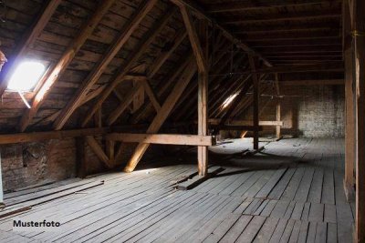 Unfertiger Dachgeschossausbau: 5 Wohneinheiten &amp; 4 Pkw-Stellplätze – Projektchance