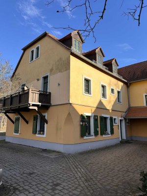 Elbnatur im Blick – Moderne 2‑Zimmer‑Wohnung im historischen Dreiseitenhof
