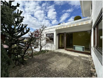 Terrassenhaus in Halbhöhenlage – Wohnen auf nur einer Ebene mit Ermstal-Blick!