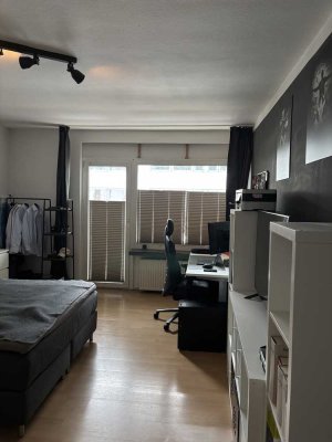 Stilvolle, geräumige 1-Zimmer-Wohnung mit Balkon in Frankfurt am Main