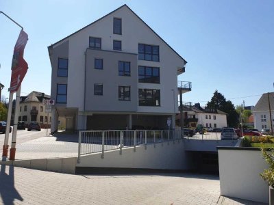 Stilvolle 4-Raum-Wohnung mit luxuriöser Innenausstattung mit Balkon und EBK in Niedernhausen
