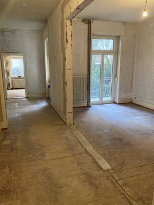 Leere, entkernte 3-ZiWhg. mit Außenterrasse im Stilaltbau am Günthersburgpark