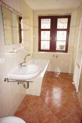 Frei ab 1.1.26  - Bad mit Fenster - Stellplatz - Schlafen zum Innenhof