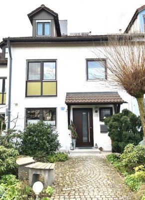 Geräumiges Reihenmittelhaus in zentrumsnaher Lage mit Garten und Garage