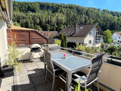 Neuwertige Dachgeschosswohnung in ruhiger Lage mit Bergpanorama