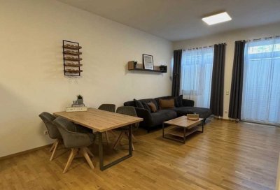 Möblierte 2,5 Zi.-EG-Wohnung, EBK, Terrasse