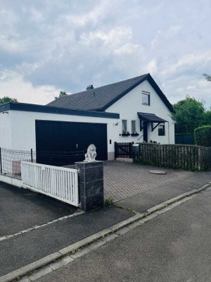 ruhig gelegenes Einfamilienhaus mit Garten und Garage
