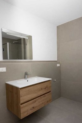 * Klimafreundliches Wohnen * ERSTBEZUG nach komplett Sanierung * 2x Stellplätze