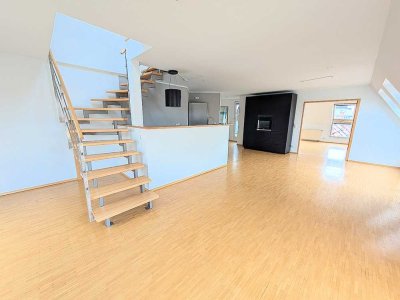 *Für Sportliche! Schön ausgebaute, helle Dachgeschossmaisonette mit Dachbalkon in Bad Cannstatt*