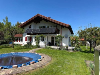 Von PRIVAT:  Großzügiges Zuhause auf liebevoll angelegtem Grundstück mit Pool und Gartenteich